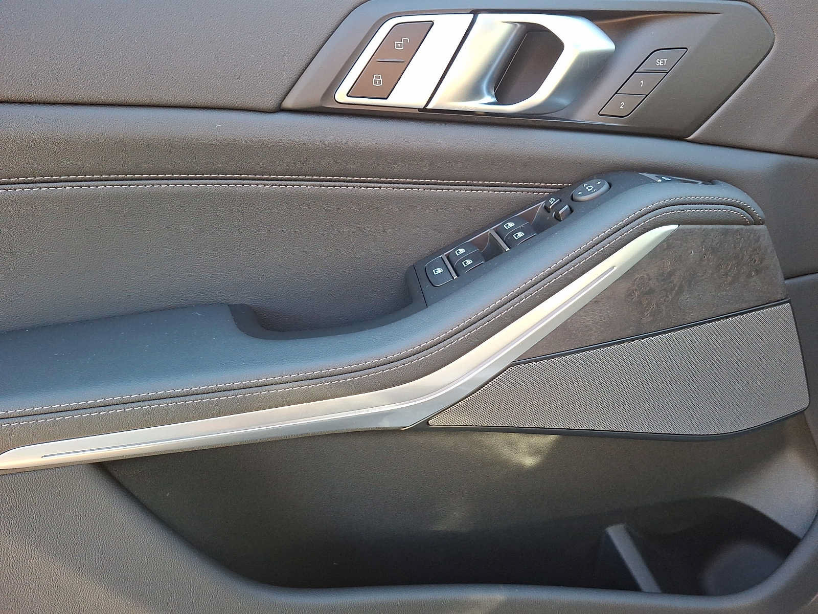 Used 2024 BMW X5 xDrive40i w/ Premium Package AWD/4WD image 9