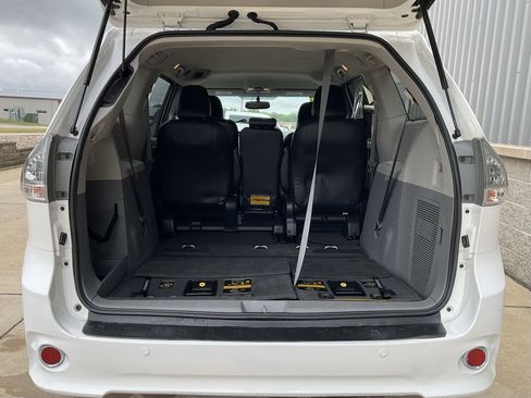 Used 2014 Toyota Sienna SE image 22