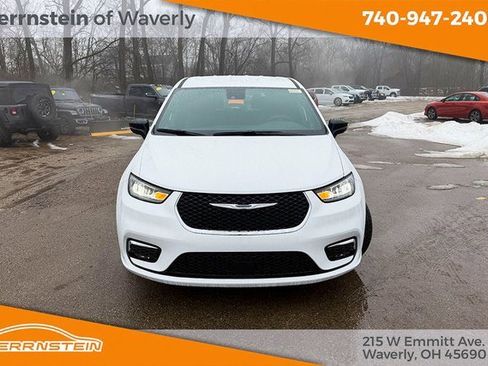 New 2026 Chrysler Pacifica Select image 2