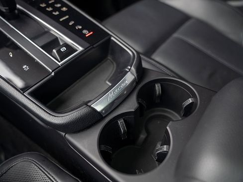 Certified 2023 Porsche Macan AWD/4WD image 16