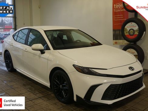 Used 2025 Toyota Camry SE w/ Convenience Package image 1