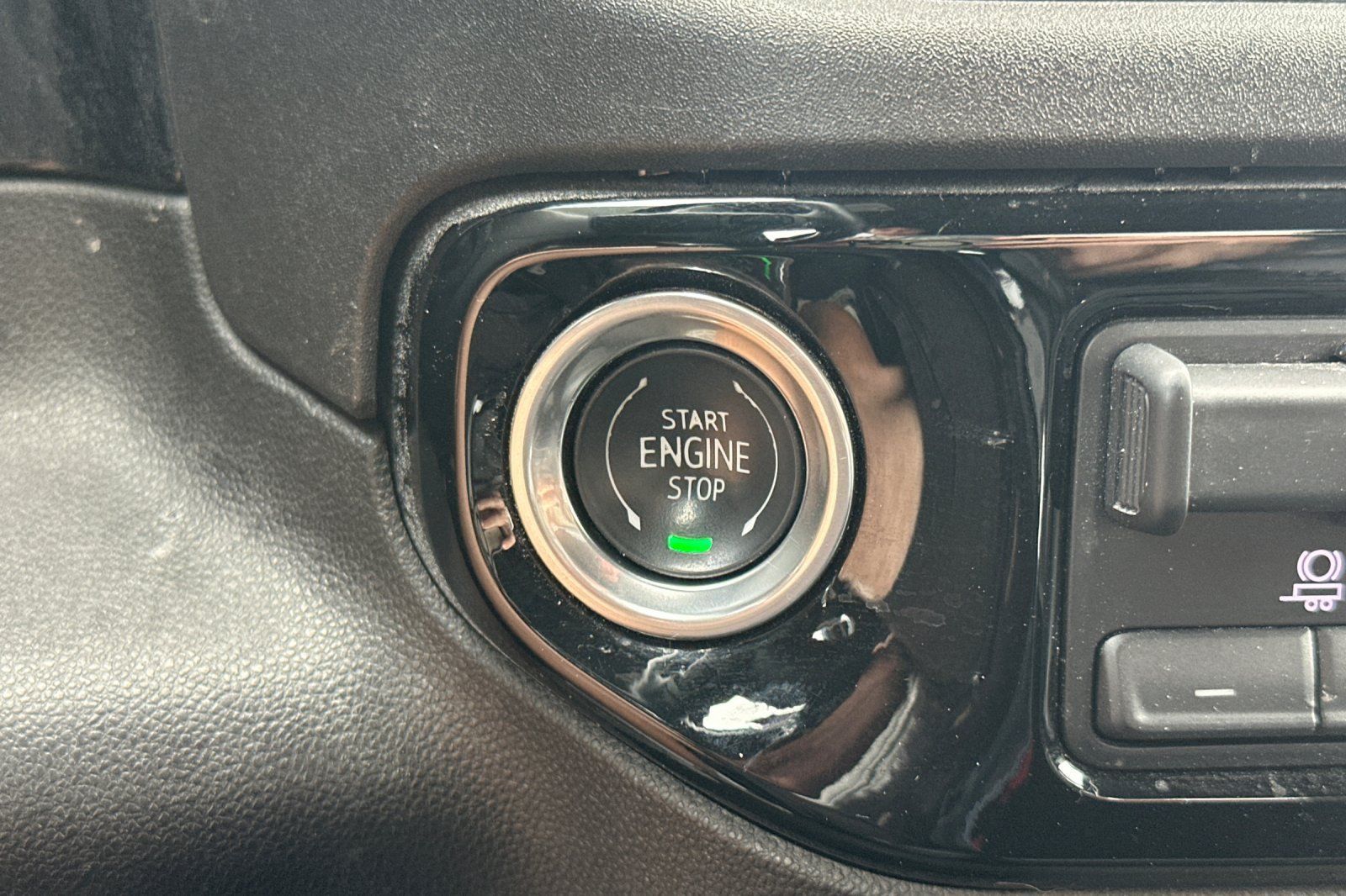Used 2025 GMC Sierra 1500 SLT RWD image 32