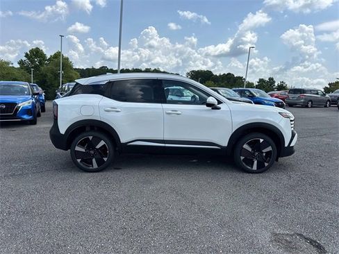 New 2025 Nissan Kicks SR image 3