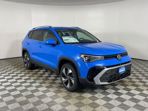 New 2026 Volkswagen Taos SE image 7