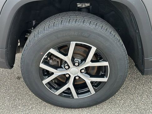 Used 2024 Jeep Grand Cherokee L Limited w/ Luxury Tech Group II AWD/4WD image 9