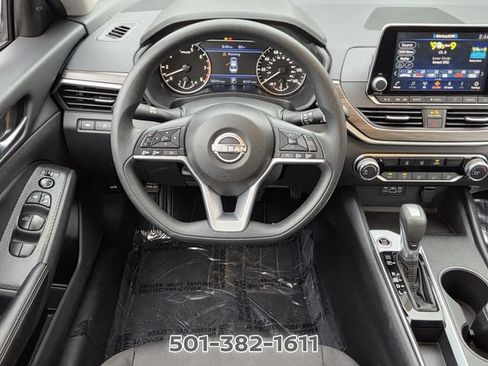 Used 2025 Nissan Altima 2.5 SV FWD image 11