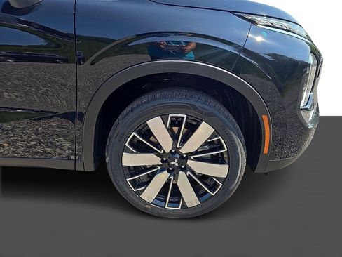 New 2025 Mitsubishi Outlander SE image 2