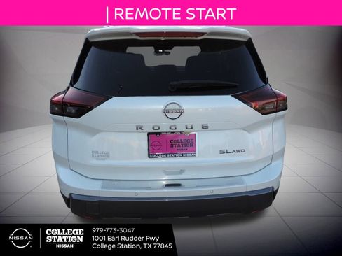 Used 2025 Nissan Rogue SL image 5