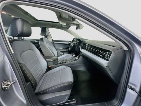 Used 2025 Volkswagen Jetta SE FWD image 31