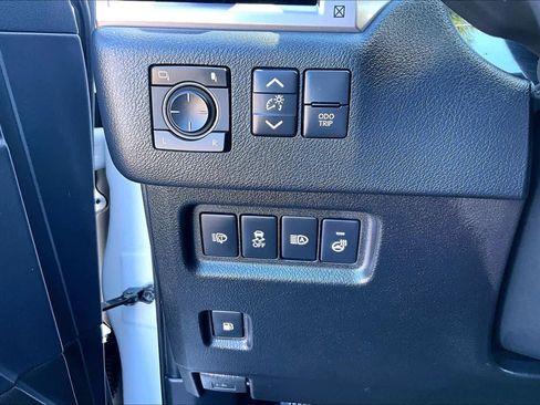 Used 2023 Lexus GX 460 Premium w/ Premium Package image 34