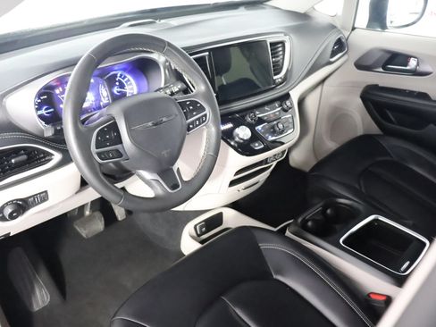 Used 2023 Chrysler Pacifica Touring-L FWD image 24