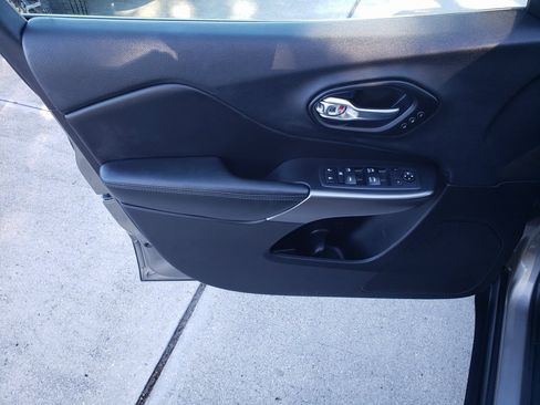 Used 2019 Jeep Cherokee Limited w/ Technology Group image 13