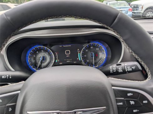 Used 2023 Chrysler Pacifica Touring-L FWD image 29