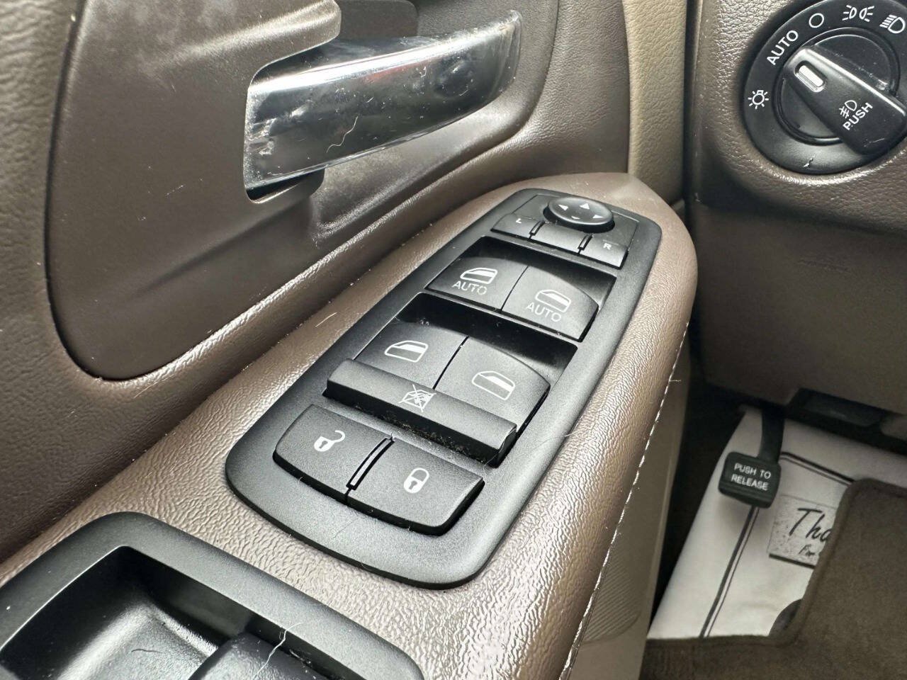 Used 2014 Chrysler Town & Country Touring FWD image 32