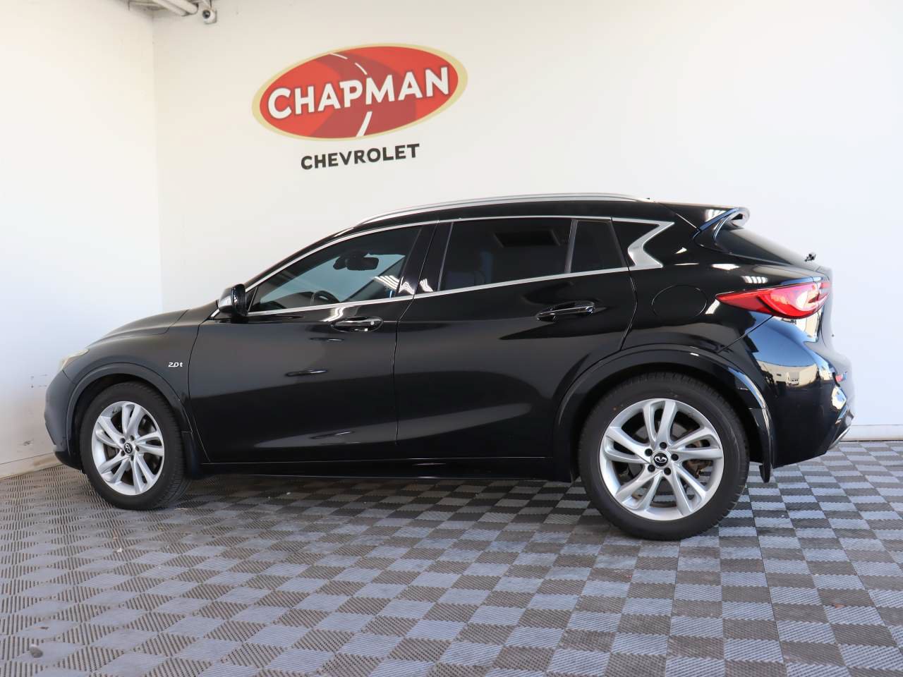 Used 2018 INFINITI QX30 FWD image 3
