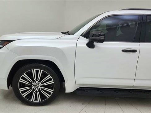 Used 2023 Lexus LX 600 4WD w/ Luxury Package image 9