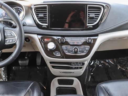 Used 2022 Chrysler Pacifica Touring-L FWD image 14