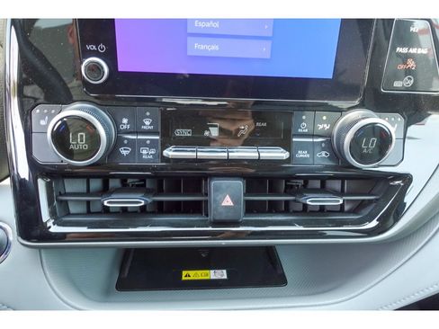 Used 2023 Toyota Highlander XLE FWD image 19