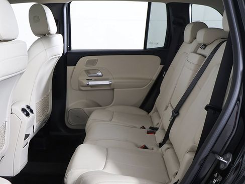 Used 2021 Mercedes-Benz GLB 250 4MATIC w/ Premium Package image 30