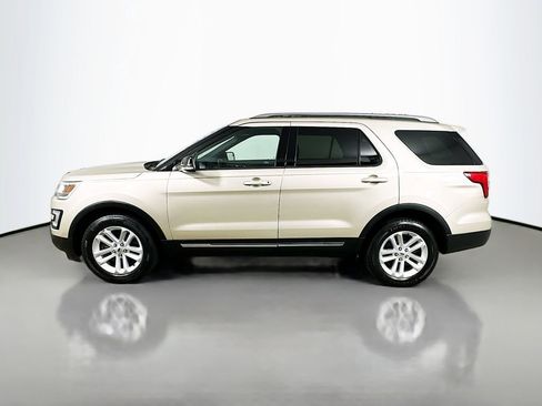 Used 2017 Ford Explorer XLT image 4