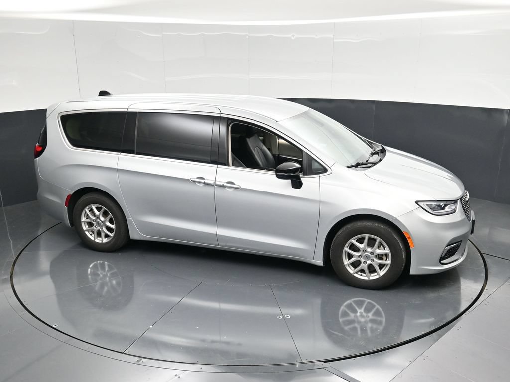 Used 2024 Chrysler Pacifica Touring-L FWD image 45