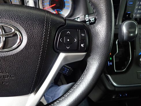 Used 2017 Toyota Sienna SE FWD image 29