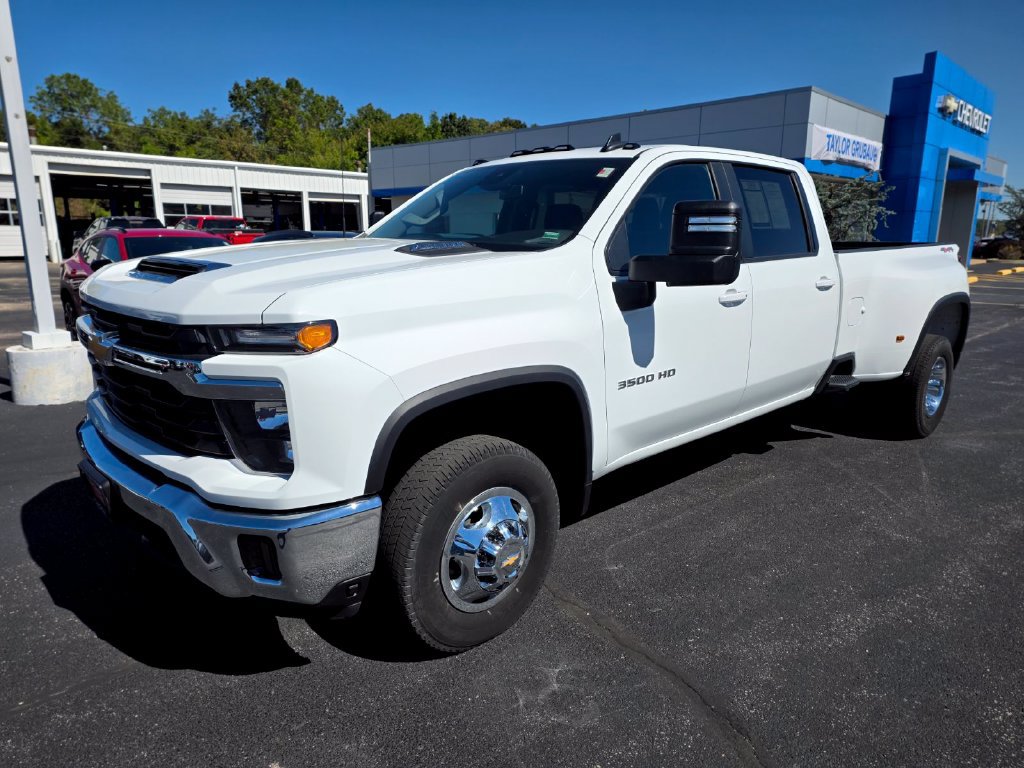 Used 2025 Chevrolet Silverado 3500 LT w/ Convenience Package AWD/4WD image 4