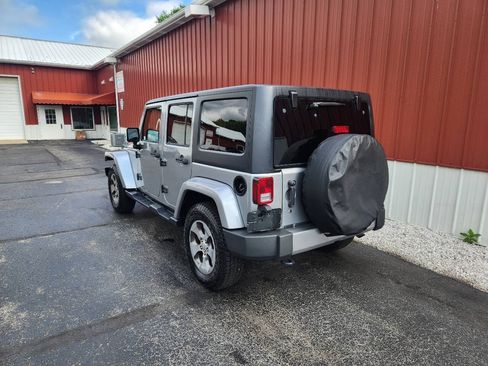 Used 2017 Jeep Wrangler Unlimited Sahara AWD/4WD image 9