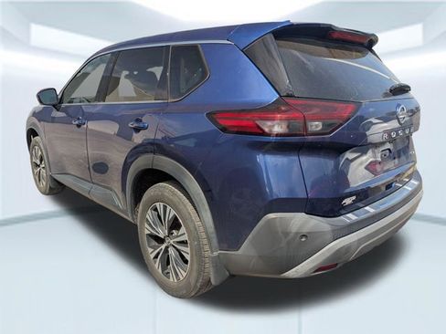 Used 2021 Nissan Rogue SV image 2