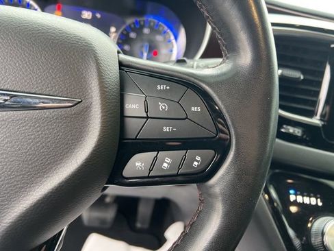 Used 2019 Chrysler Pacifica Touring-L image 15