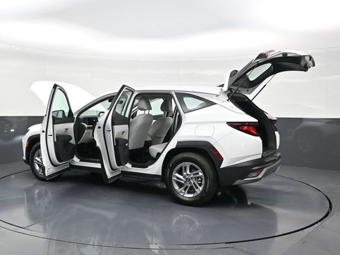 Used 2025 Hyundai Tucson SE image 32
