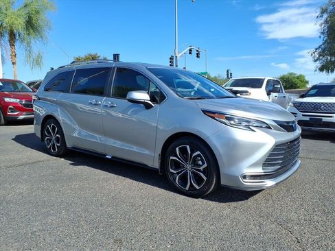 Used 2025 Toyota Sienna Platinum image 3