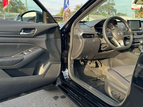 Used 2025 Nissan Altima 2.5 SV image 11