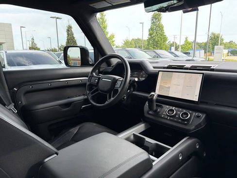 Used 2025 Land Rover Defender 130 V8 AWD/4WD image 15