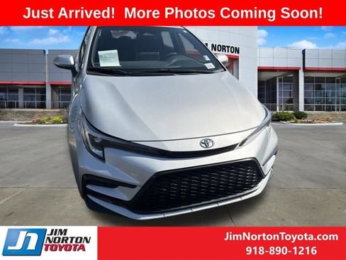 Used 2025 Toyota Corolla SE w/ SE Premium Package FWD image 2