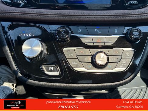 Used 2017 Chrysler Pacifica Limited image 21