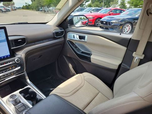 Used 2020 Ford Explorer Platinum w/ Premium Technology Package AWD/4WD image 15