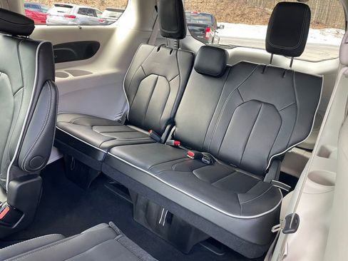 Used 2024 Chrysler Pacifica Limited image 19