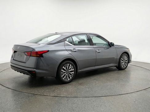Used 2025 Nissan Altima 2.5 SV image 9