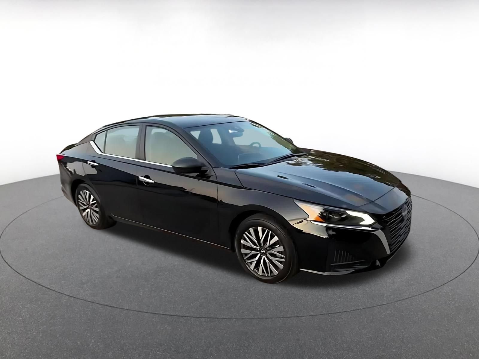 Used 2025 Nissan Altima 2.5 SV FWD image 2