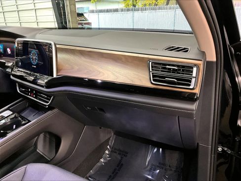 Used 2025 Volkswagen Atlas SE w/ Black Wheel Package image 18