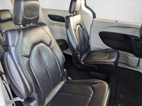 Used 2023 Chrysler Pacifica Touring-L image 19