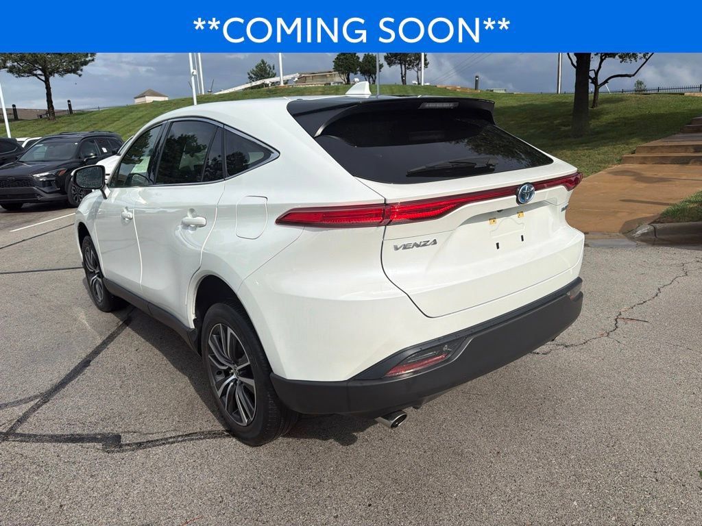 Used 2022 Toyota Venza LE AWD/4WD image 9