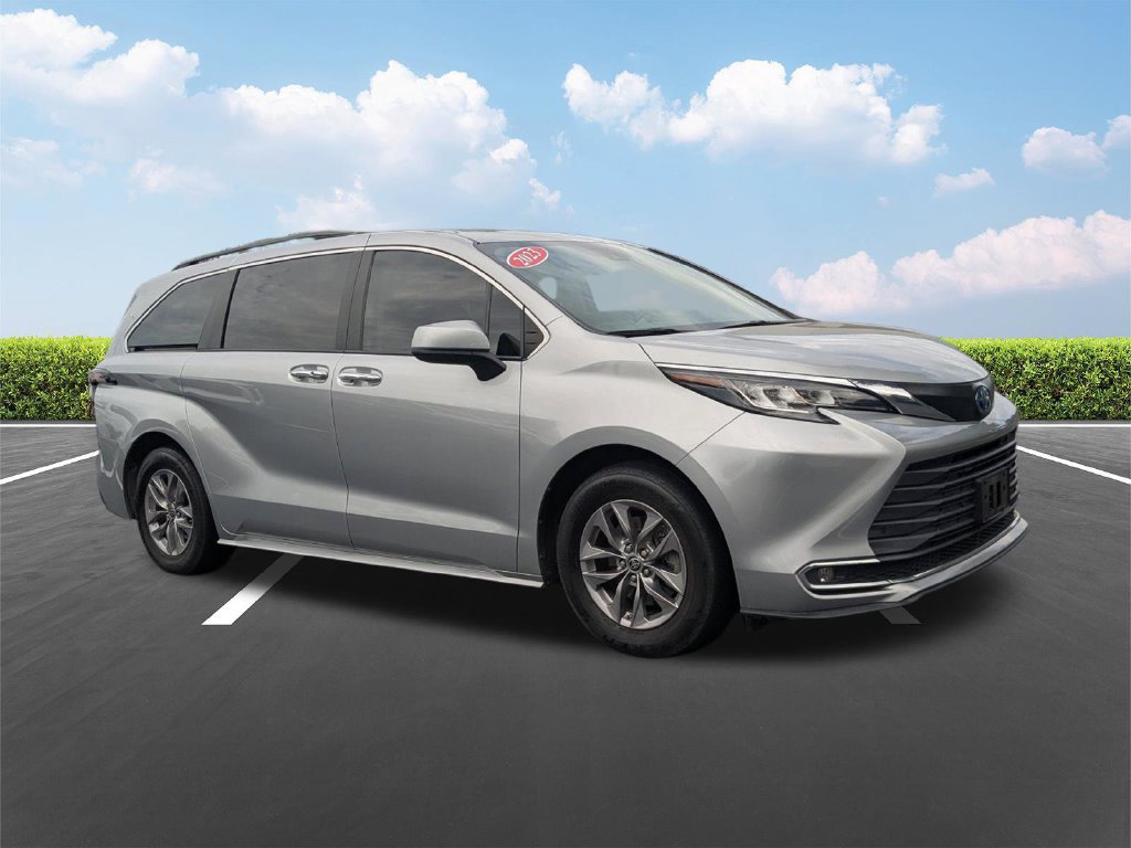 Used 2023 Toyota Sienna XLE FWD image 2