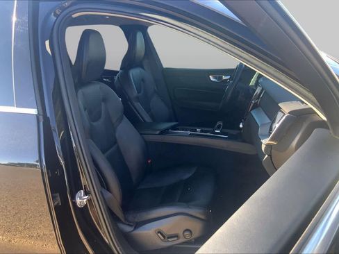 Used 2023 Volvo XC60 B5 Core w/ Climate Package FWD image 9