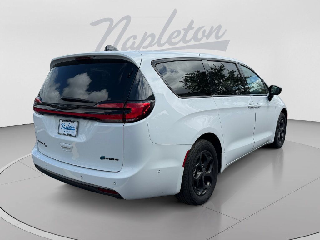 Used 2024 Chrysler Pacifica Limited FWD image 6