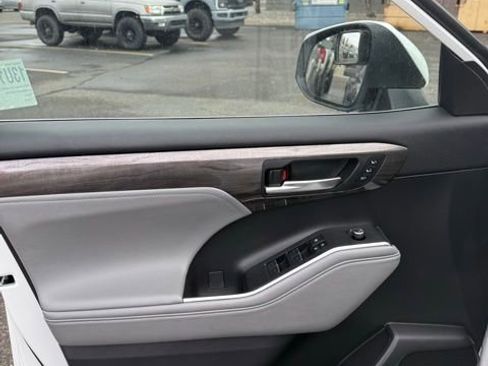 Used 2023 Toyota Highlander Limited image 13
