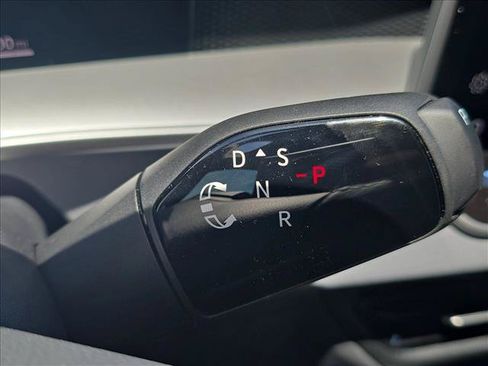 New 2026 Volkswagen Tiguan SE R-Line FWD image 18