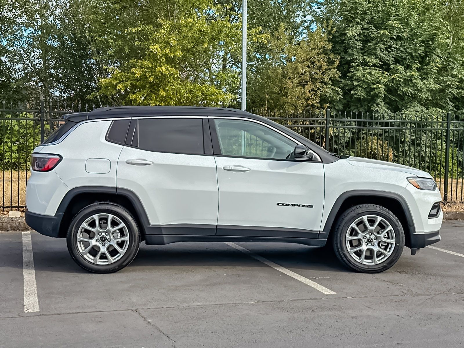 Used 2025 Jeep Compass Limited AWD/4WD image 2