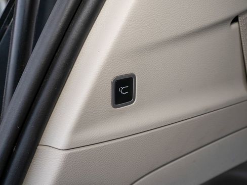 Used 2024 Chrysler Pacifica Touring-L image 6